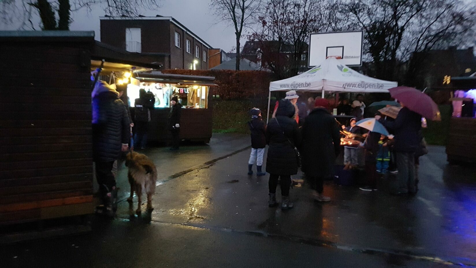 9. Dezember 2018: Zahlreiche Anwohner trafen sich bei der Ideenbörse und tauschten sich am Lagerfeuer bei Kakao, Wunsch-Punsch, Plätzchen und Stockbrot miteinander aus. 