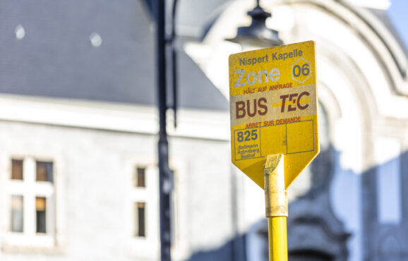 Bushaltestellen Schild Nispert Kapelle- Ohrenschmaus