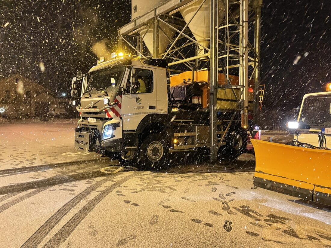 großer LKW Winterdienst