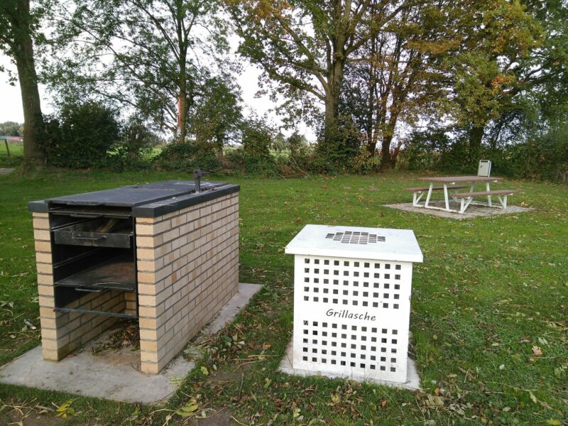 Grillstation, Aschesammelbehälter und Picknicktische
