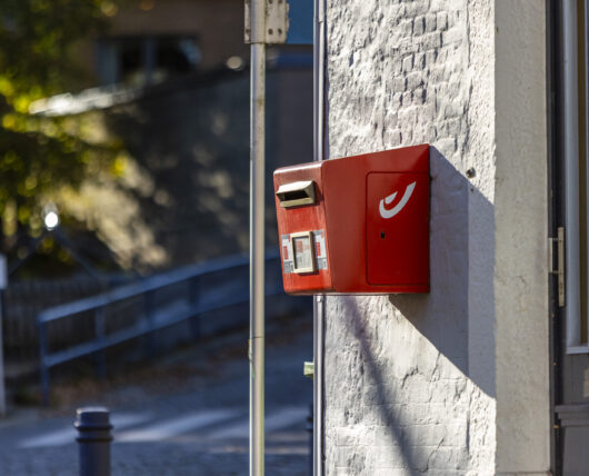 Roter Briefkasten der Post